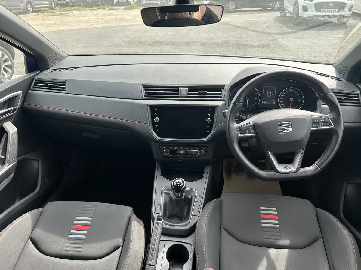 Seat Ibiza Hatchback 1.0 TSI 95 FR: view of dashboard.