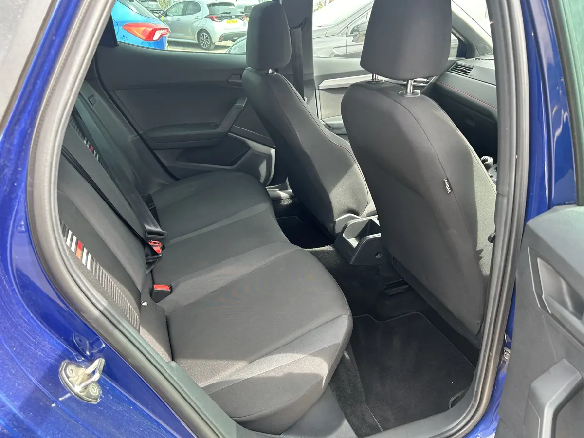 Seat Ibiza Hatchback 1.0 TSI 95 FR: view of rear seats.