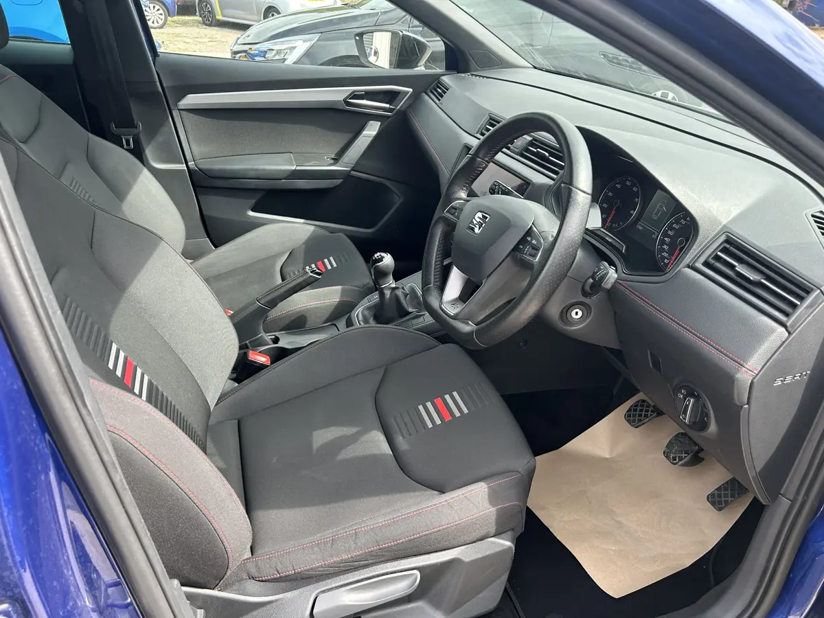 Seat Ibiza Hatchback 1.0 TSI 95 FR: view of front seats.