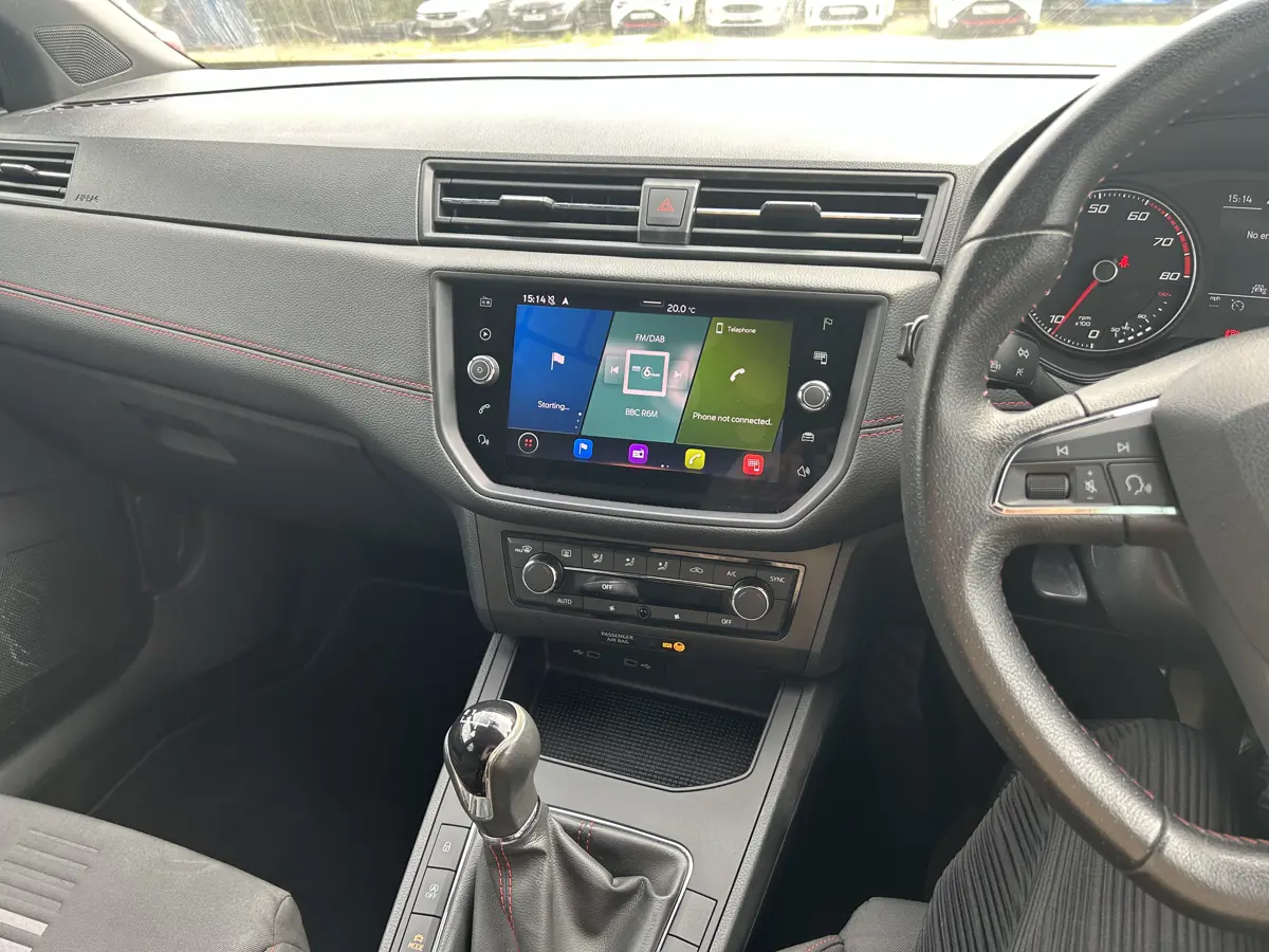 Seat Ibiza Hatchback 1.0 TSI 95 FR: view of dashboard.