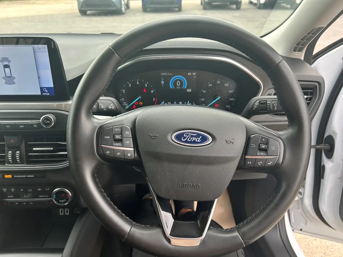 Ford Focus Hatchback 1.0 EcoBoost Hybrid mHEV 125 Titanium Edition 5dr: view of dashboard.