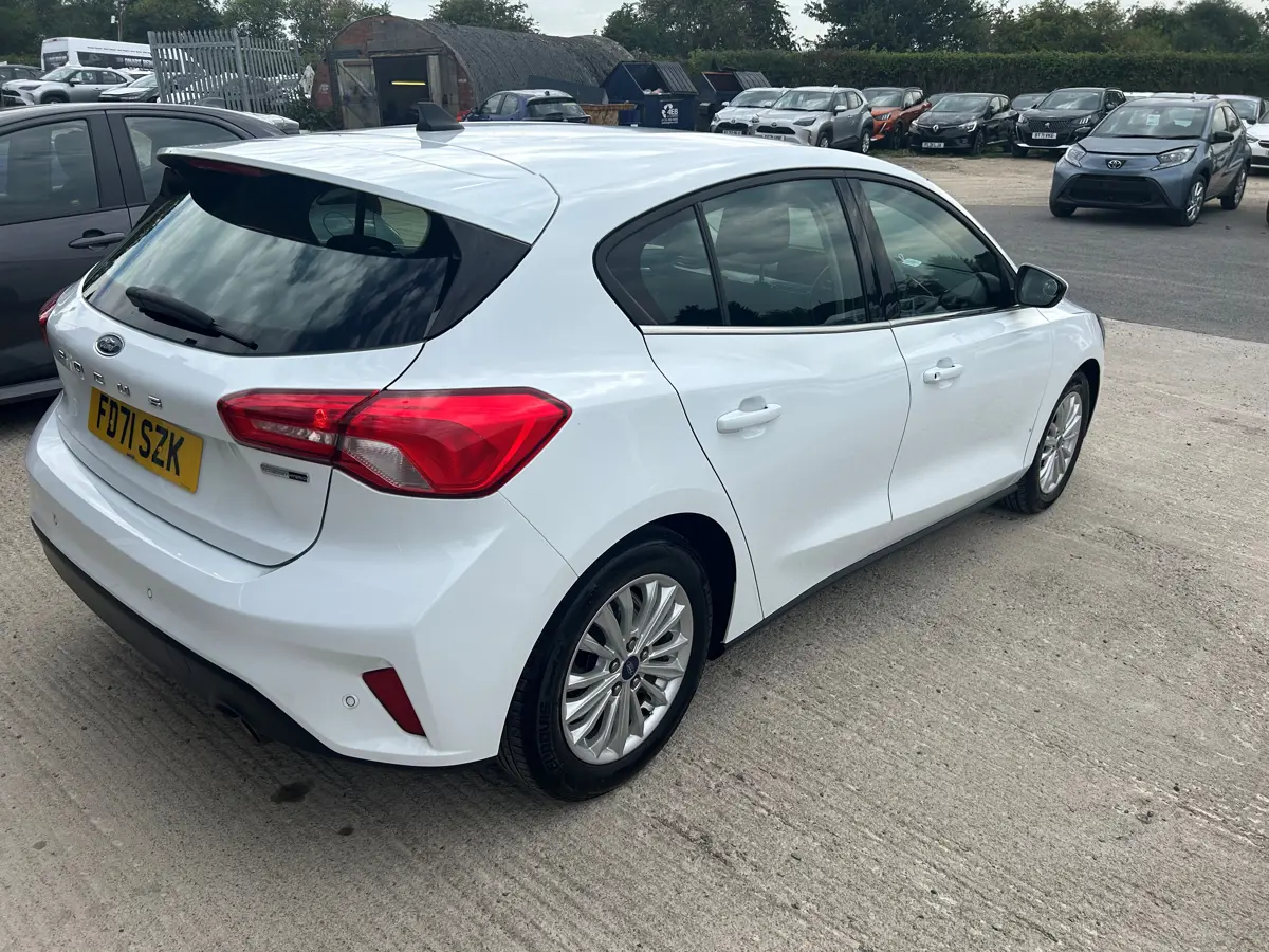 Ford Focus Hatchback 1.0 EcoBoost Hybrid mHEV 125 Titanium Edition 5dr: view of rear-right.