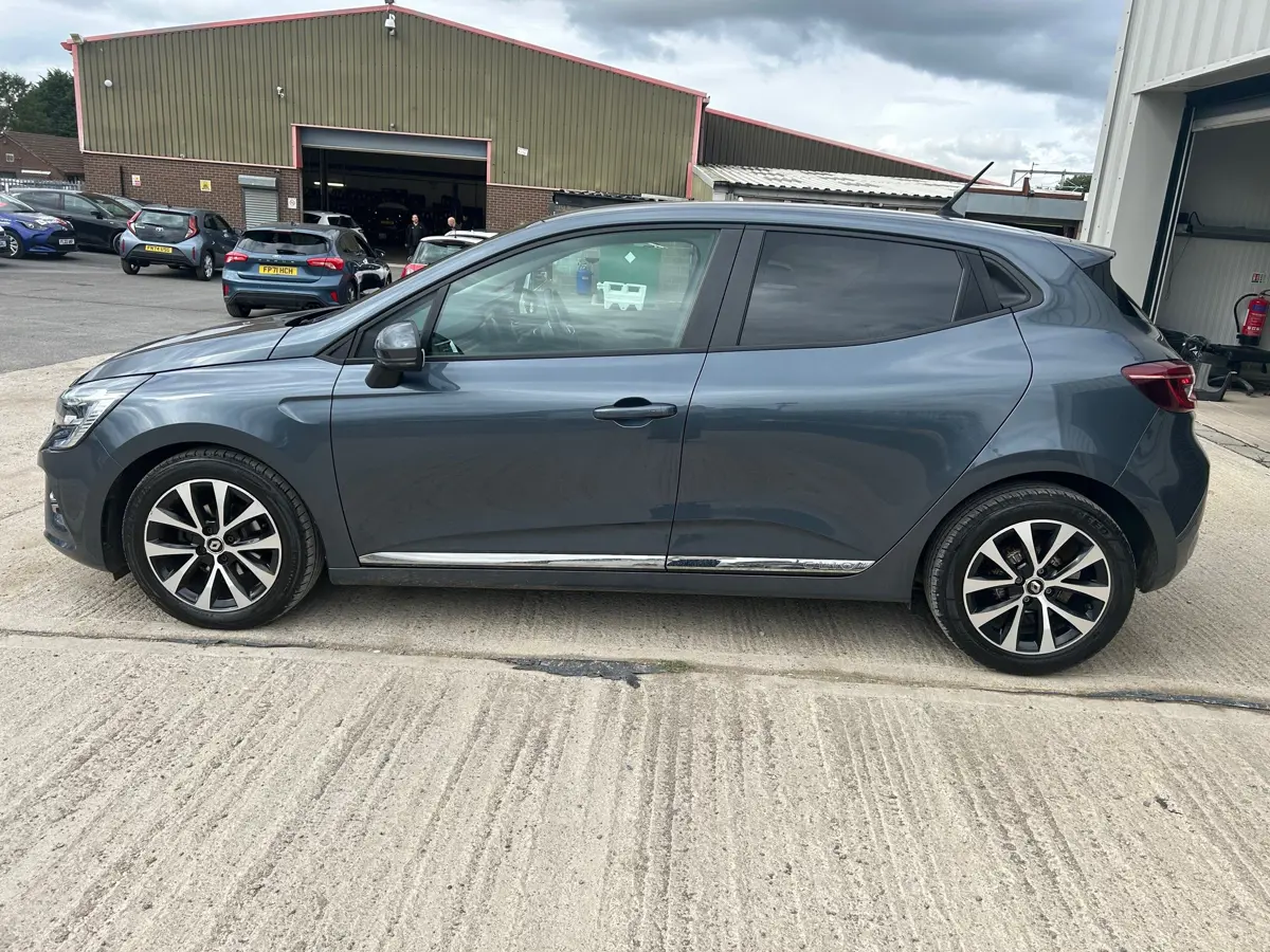 Renault Clio Hatchback 1.0 TCe 100 Iconic 5dr: view of front-right.