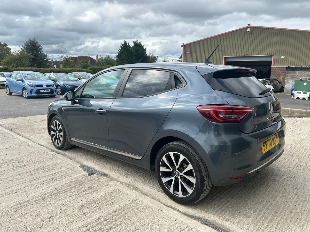 Renault Clio Hatchback 1.0 TCe 100 Iconic 5dr: view of rear-left.