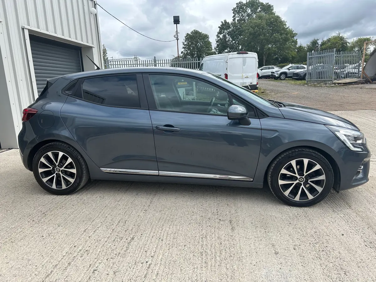 Renault Clio Hatchback 1.0 TCe 100 Iconic 5dr: view of front-left.