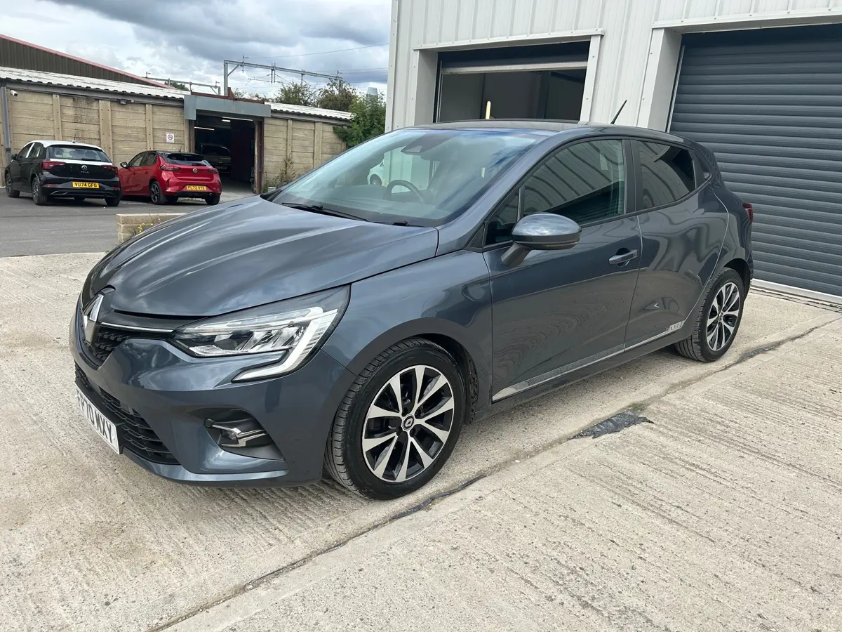 Renault Clio Hatchback 1.0 TCe 100 Iconic 5dr: view of front-right.